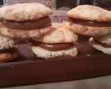 Foto del paso 4 de la receta: Alfajores de coco con dulce de leche
