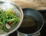 लेमन कोरीअंडर सूप (lemon coriander soup recipe in marathi) रेसिपी स्टेप 2 फोटो 