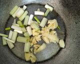 Foto langkah ke 1 dari resep Sup Tahu Brokoli Batang Brokoli Mommylicious.