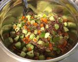 Une image de l'étape 8 de Salade de riz rouge au concombre, poivron orange et tomates Tiverta.