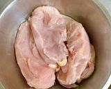 Hình bước làm 1 của món Khô gà lá chanh