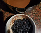 Foto del paso 3 de la receta: Budín de chocolate y arándanos low carb