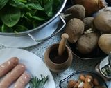 Foto del paso 1 de la receta: Salchichas frescas con miel espinacas y almendras