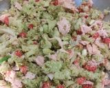 A picture of step 1 of Broccoli, Turkey Ham, and Egg Muffins.