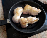 Foto del paso 3 de la receta: Muslos de pollo rellenos de manzana ciruelas y piñones