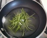 Foto del passaggio 3 della ricetta Baccalà con salsa di arancia, buccia di limone caramellata e lamelle di mandorle tostate