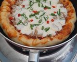 Foto langkah ke 6 dari resep Pizza teflon topping bawang dan sosis.