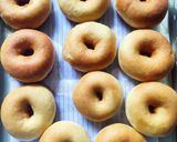 Foto langkah ke 5 dari resep Donat Maizena Topping Glazing Simple.