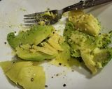 Foto del paso 2 de la receta: Tostas con crema de aguacate y queso, jamón york y cherries