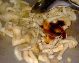 รูปขั้นตอนการทำที่ 2 ของ ผัดเห็ดนางฟ้าน้ำมันหอยใส่ไข่