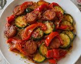 Lecsós kolbászos cukkinirakottas recept fázis 3 fotója