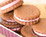 Foto del paso 3 de la receta: Galletas oreo rellenas de fresa