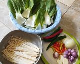 Foto langkah ke 1 dari resep Tumis jamur Enoki sawi daging saus tiram.