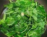 Foto langkah ke 3 dari resep Daun ketela rebus bumbu kecap jamur.