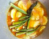 Foto langkah ke 3 dari resep Asam Pedas Tenggiri Terong Asam dan Okra.