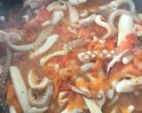 Foto del paso 2 de la receta: Cazuela de calamar con arroz en salsa roja