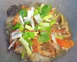 Foto langkah ke 5 dari resep Pindang kepala ikan nila goreng.
