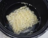Foto langkah ke 3 dari resep Mie Instan Kuah Pedas.