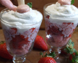 Foto del paso 4 de la receta: Copas de fresones con crema de ricota