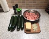 Hússal töltött cukkini-hajók (keto) recept fázis 1 fotója