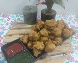 A picture of step 4 of Maharashtrain snacks Onion potato spinach pakora.