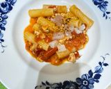 Foto del passaggio 5 della ricetta Tortiglioni alla ricciola in due consistenze e liquirizia