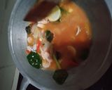 Foto langkah ke 2 dari resep Tomyum Seafood ala" Dapur Mom Vee.