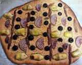 Foto del paso 4 de la receta Coca de alcachofas, cebolla roja, anchoas y aceitunas negras