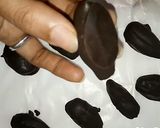 A picture of step 5 of Almond stuffed dates chocolate.