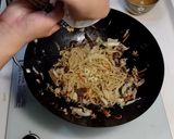 肉絲炒麵的食譜步驟17照片