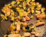 Une image de l'étape 3 de Spaghettis poulet courgette mozza.