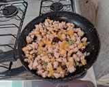 Foto del paso 5 de la receta: Tarta agridulce de pollo y durazno con ciruelas pasas
