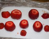 Foto del paso 1 de la receta: Papa Noel con frutillas rellenas
