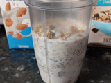 Batido saludable de banana, muesli de quinoa y leche de almendras