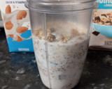 Foto del paso 2 de la receta: Batido saludable de banana, muesli de quinoa y leche de almendras
