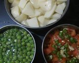 A picture of step 1 of Tamatar matar Aloo ki sabji.