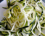 Foto del paso 2 de la receta: Espaguetis de calabacín con pesto de avellanas