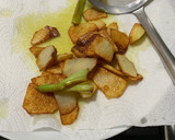 Foto del paso 3 de la receta: Tortilla de patata con calabacín y ajos tiernos