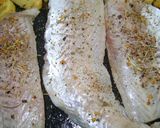Foto del paso 1 de la receta: Merluza al horno con papas (sin empanar) libre de gluten