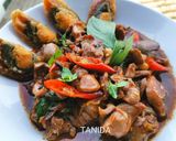 รูปขั้นตอนการทำที่ 3 ของ เครื่องในไก่ผัดโหระพา กับไข่เยี่ยวม้ากรอบ