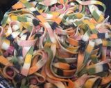 Foto del paso 2 de la receta: Tagliatelle de algas y verduras con atún