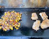 Une image de l'étape 12 de Travers de porc marinés aux courgettes jaunes, aubergine graffiti et tomates.