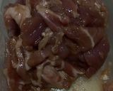รูปขั้นตอนการทำที่ 1 ของ หมูผัดเห็ดเข็มทองน้ำมันหอย