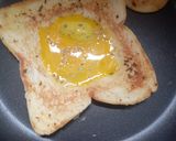 Foto langkah ke 4 dari resep Butter Garlic Egg Toast.