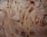 Hình bước làm 1 của món Bánh đa đỏ xào tôm