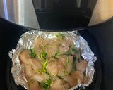 รูปขั้นตอนการทำที่ 2 ของ ไก่อบใบผักชี