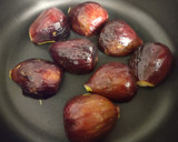 Foto del paso 5 de la receta: Crema fría de verduras con brevas a la plancha y cerezas