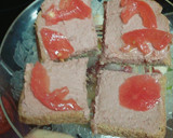 Foto del paso 3 de la receta: Tostada de paté con aceitunas y tomate condimentado