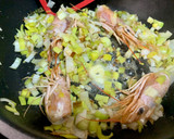 Foto del paso 2 de la receta: Merluza con patatas en salsa de puerros