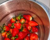 Foto langkah ke 1 dari resep Strawberry Milkshake 🍓.